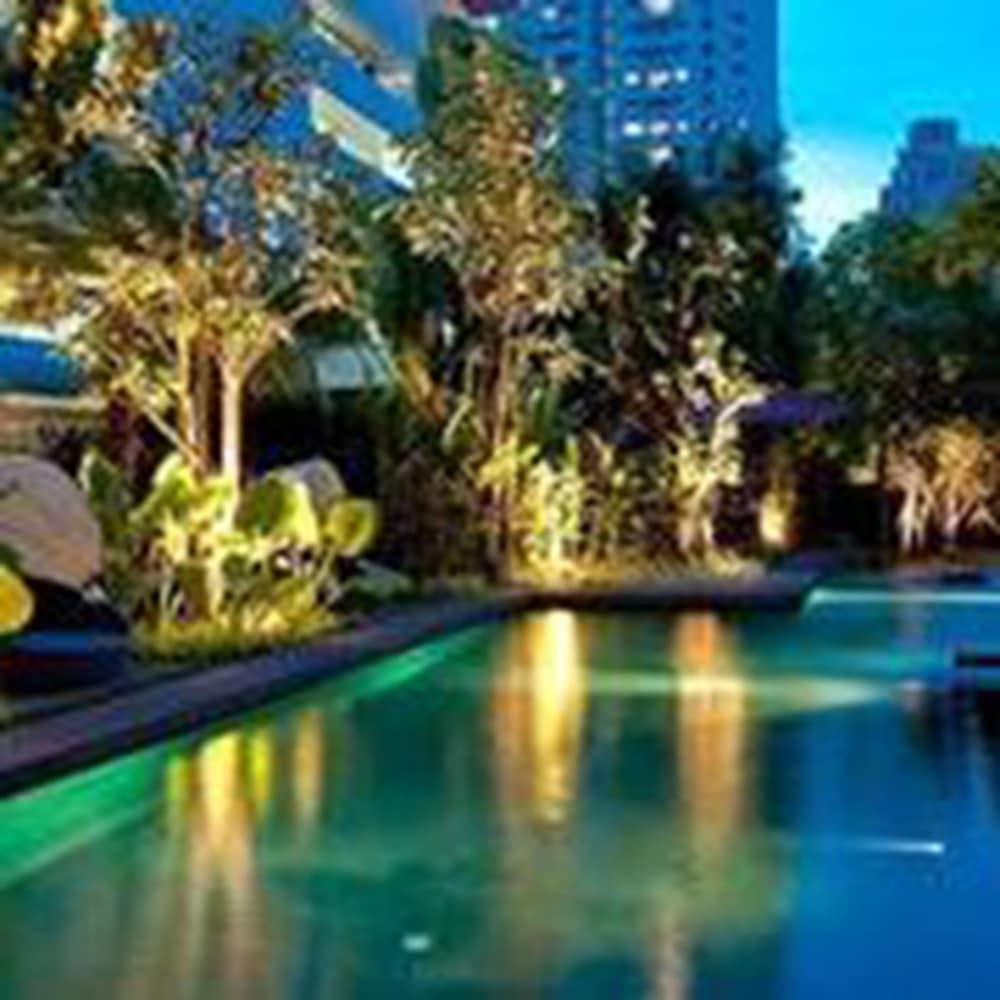 Sora Resort & Suites Sukhumvit Bangkok Exterior photo