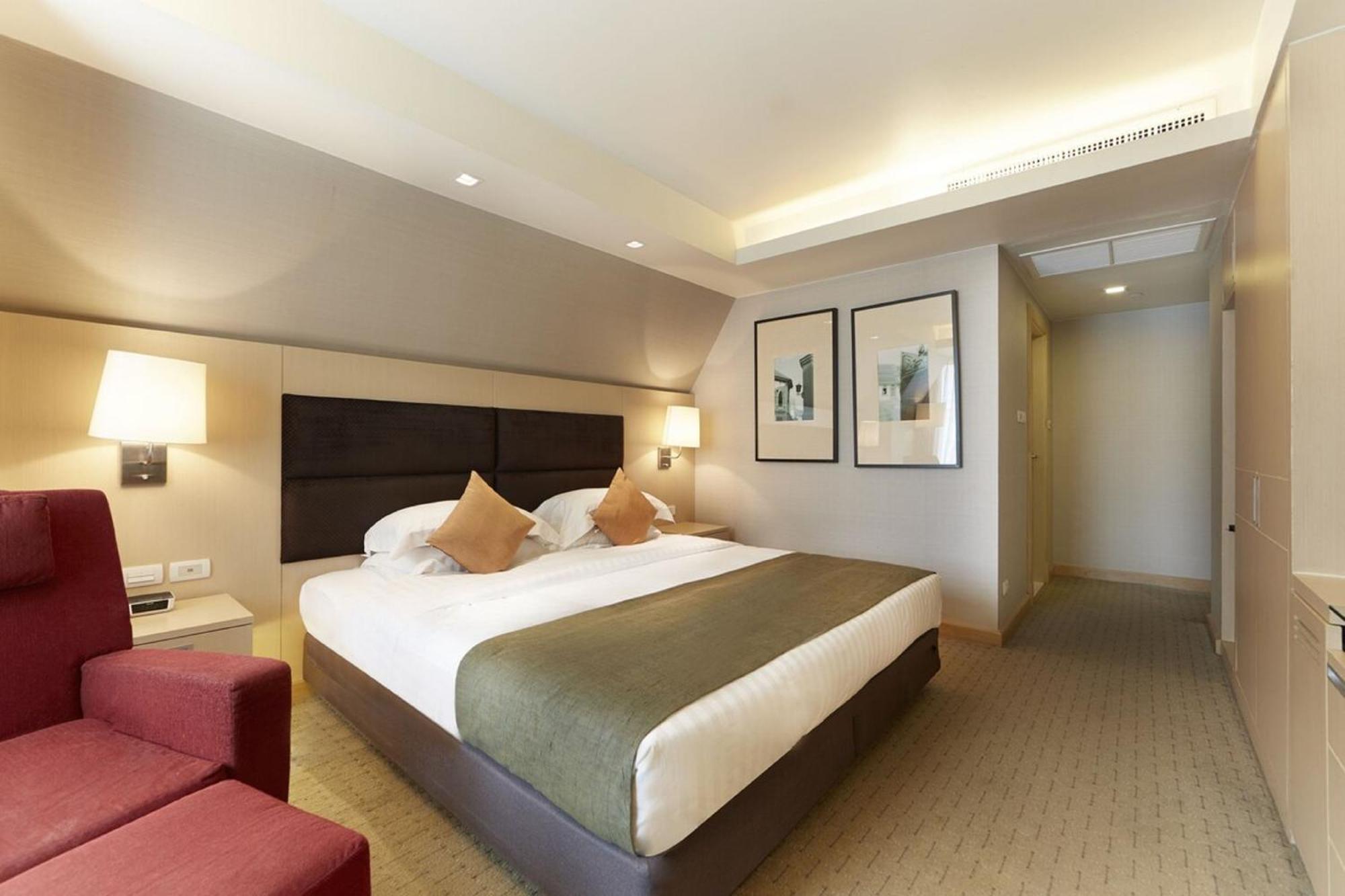 Sora Resort & Suites Sukhumvit Bangkok Exterior photo