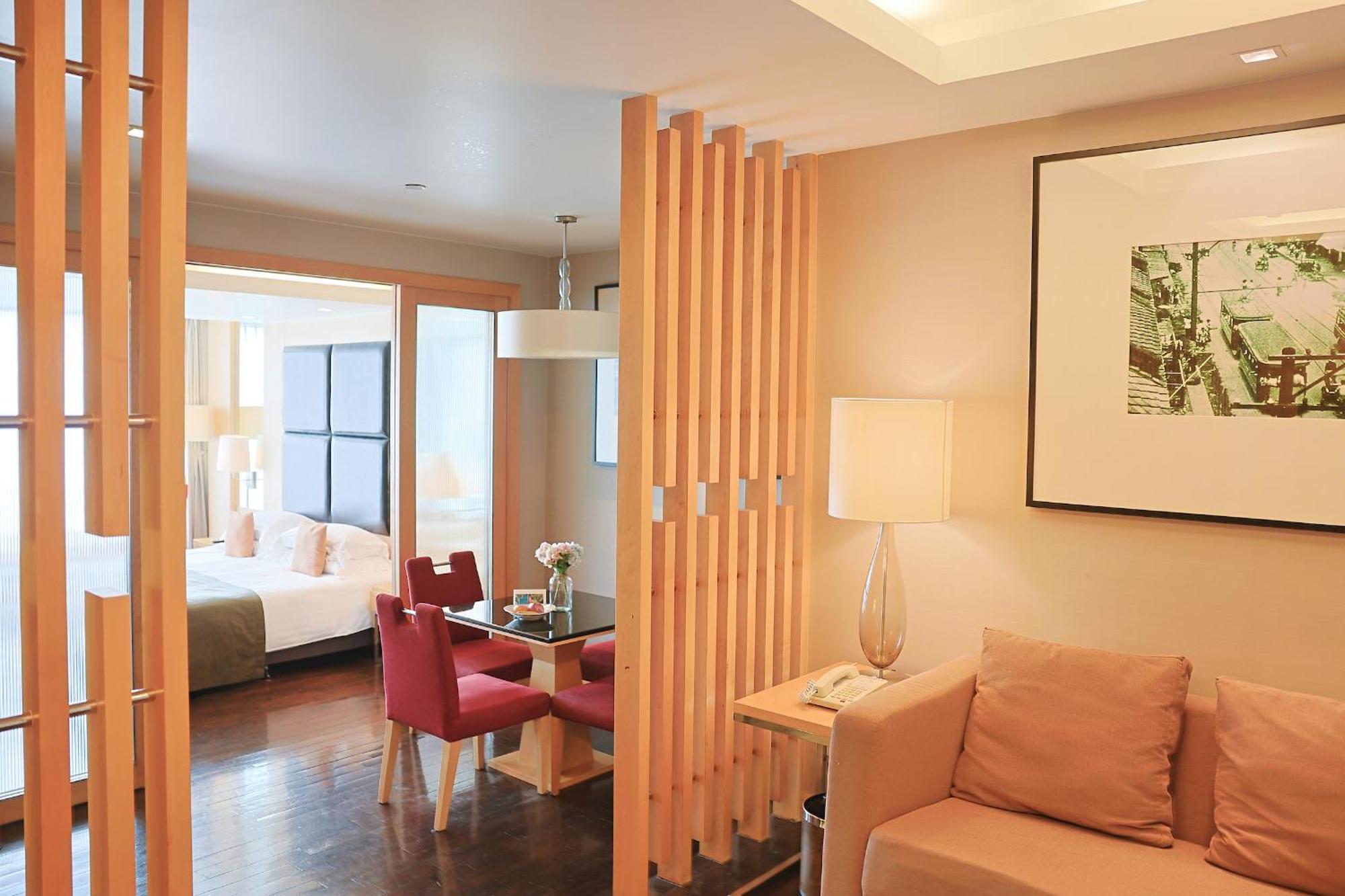 Sora Resort & Suites Sukhumvit Bangkok Exterior photo