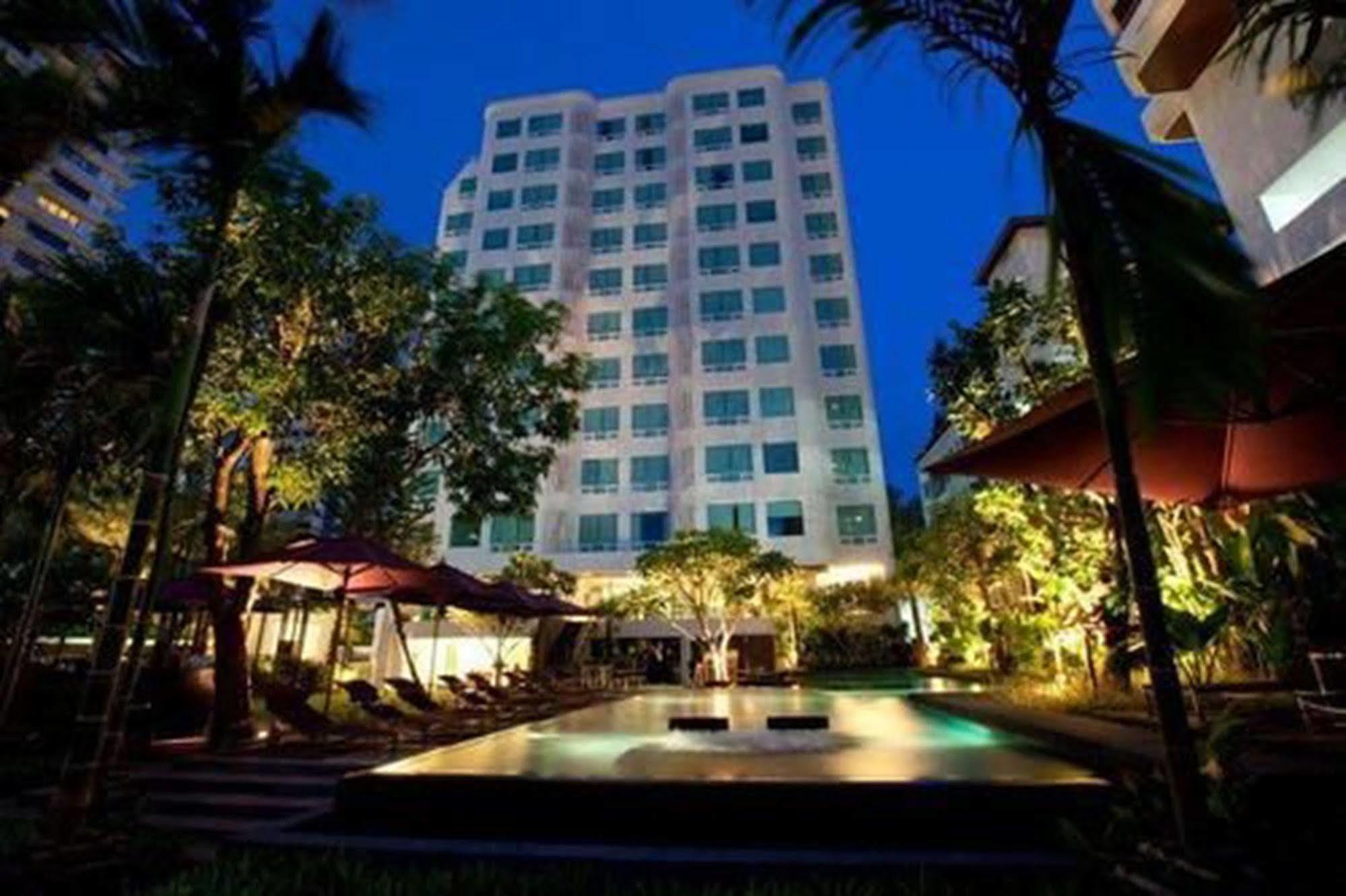 Sora Resort & Suites Sukhumvit Bangkok Exterior photo